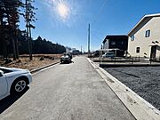 前面道路は幅員が十分に確保されており車の出入りも安心して行えます。舗装された道路は雨の日でも歩きやすく周辺も整然としています。周囲には新しい住宅が並び開放感のある雰囲気が広がっています。