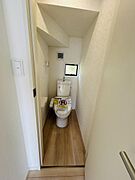 窓付きで自然光が入る明るいトイレです。手洗い一体型のため使い勝手がいい仕様です。棚スペースも確保されており収納にも便利です。換気扇付きで空気もこもりにくい設計です。