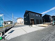広々とした駐車場スペースが確保されています。コンクリート仕上げで車の出し入れがしやすい造りです。前面道路も見通しがよく使い勝手が良い印象です。複数台の駐車も対応可能です。