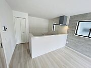 明るい色調のフローリングとシンプルなキッチンが空間をすっきりと演出しています。窓からの光が心地よく入り清潔感のある印象です。壁付けの収納スペースも機能的で整理整頓をサポートします。