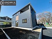 シンプルで落ち着いた雰囲気の外観が特徴的です。日当たりのよい場所に建ち開放感を感じられます。駐車やガーデニングにも活用できるスペースが備わっています。周囲の環境が穏やかで視界が広がります。