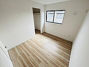 明るい光が差し込む洋室です。ナチュラルな色合いのフローリングが空間を広く感じさせます。クローゼット付きで収納も便利です。シンプルな内装で使いやすいお部屋です。