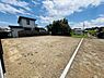 その他：広々とした庭スペースが印象的です。開放感がありさまざまな用途に活用できます。日の光がしっかりと差し込む環境です。周辺の住宅と程よい距離が確保されています。地面がフラットで使いやすい形状です。