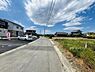 その他：前面道路は見通しが良く車の出し入れもスムーズにできます。周囲には住宅や畑が広がり静かな環境が広がっています。日当たりをしっかり感じられるロケーションです。