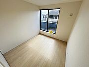 明るい光が差し込む洋室です。シンプルな内装でお好みのインテリアを配置しやすいです。大きな窓からバルコニーに出入り可能です。落ち着いた雰囲気で使い勝手が良い空間です。
