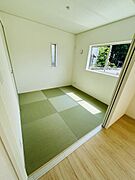 大きな窓から自然光がたっぷり入る明るい和室です。畳の色合いが落ち着いた雰囲気を演出します。スッキリとした空間でお手入れも簡単です。隣接する洋室とフラットにつながる設計です。