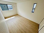 二面採光で室内に自然な明るさが広がります。落ち着いたフローリングが空間にやさしい印象を与えます。シンプルな内装でインテリアの自由度も高い洋室です。収納スペースもしっかり確保されています。