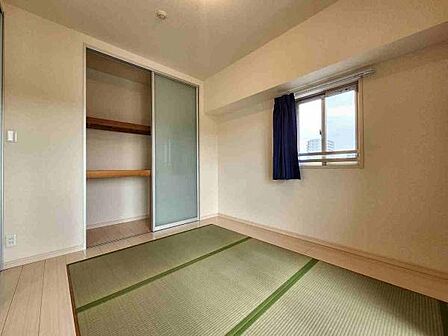 落ち着いた雰囲気の和室です。収納スペースが備わっており使い勝手の良さが感じられます。明るい窓があるため自然光がしっかり入ります。シンプルな内装でさまざまな用途に対応できます。