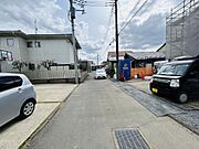 車通りが少なく落ち着いた雰囲気の前面道路が特徴的です。周囲には新しい住宅が立ち並び住環境も整っています。道幅が広めで車の出し入れがしやすい点もポイントです。道路沿いに緑がありすっきりとした景観です。