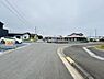 その他：前面道路は幅員が広く車の出し入れがスムーズに行えます。現地は閑静な住宅地に位置しており周辺の住宅も整然と建ち並んでいます。すっきりとした見通しの良い道路で圧迫感を感じにくい環境です。