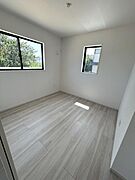 窓からの採光がしっかりと確保された洋室です。ナチュラルな色合いのフローリングが印象的です。落ち着いた雰囲気の空間となっています。シンプルなレイアウトで使い勝手が良さそうです。