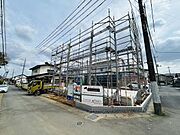 角地に位置する建築中の現場が印象的です。敷地の広がりを感じられる立地に建設されています。前面道路もゆったりとしており車の出入りにも便利です。現場の様子からはこれからの完成が楽しみになります。