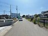 その他：前面道路が広く車の出し入れもスムーズに行えます。周辺は戸建てが並び落ち着いた環境が整っています。見通しの良い道路で住宅の建設も進んでいるエリアです。電柱や配線もすっきりしています。