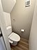 トイレ：シンプルで明るいトイレ空間です。木目調の床が落ち着いた雰囲気を演出します。換気設備も設置されており快適にご利用いただけます。ペーパーホルダーやタオルリングも設置されていて便利です。