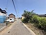 その他：前面道路はゆったりとした幅員で車の出入りがしやすい環境です。周辺には住宅が建ち並び落ち着いた雰囲気が感じられます。道路沿いの植栽も整備されており現地の様子がしっかり確認できます。