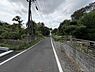 その他：前面道路は見通しが良く周囲には緑豊かな自然が広がっています。道路幅もしっかり確保されているため通行もしやすい環境です。落ち着いた雰囲気が感じられる現地写真です。道路脇のフェンスや植栽も整っています。