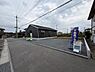 駐車場：広々としたスペースが確保された駐車場です。敷地がゆったりしているため車の出し入れもスムーズに行えます。前面道路との高低差も少なく使い勝手の良い設計です。