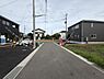 その他：現地は広々とした前面道路に面しており車の出入りがしやすい環境です。道路沿いには新しい住宅が並び周囲も整備されています。電柱や標識も設置されており周辺のインフラも充実しています。