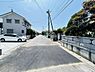 その他：前面道路は舗装され車の通行もスムーズにできる環境です。周囲には住宅が立ち並び落ち着いた雰囲気が広がっています。広々とした道路で車の出し入れも安心です。電柱やフェンスが整然と配置されています。