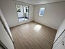 寝室：二面採光で明るい空間が広がる寝室です。シンプルな内装が特徴的で使い勝手の良さが魅力です。収納スペースも備わり室内をすっきりと保つことができます。バルコニーへの直接アクセスも可能です。