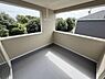 バルコニー：バルコニーはゆとりある空間で窓からの景色が広がります。屋根付きのため天候を気にせず利用できます。室内から出やすい設計で使い勝手も考慮されています。周囲の緑も眺められプライバシーにも配慮された設計です。