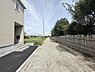 その他：前面道路はゆったりとした印象で車の出入りもしやすく感じられます。周囲に緑が多く静かな環境を楽しめます。建物前には広めのスペースがあり使い勝手の良い配置です。