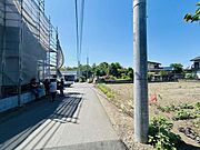 前面道路の幅員がしっかりと確保されており車の通行もスムーズに行えます。周囲に遮るものが少なく日当たりも良好です。現地の開放感が感じられるロケーションです。