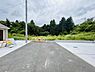 その他：前面道路がしっかりと整備されており車の出入りがしやすい環境です。現地写真から周辺の自然も感じられ住環境のイメージが広がります。ゆとりのあるスペースで駐車もしやすそうです。