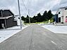 その他：前面道路が幅広く車の出入りがスムーズに行えます。周囲には緑が多く落ち着いた雰囲気が広がっています。新築住宅が並び清潔感のある街並みが特徴です。区画ごとにゆとりが感じられる設計になっています。