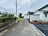 その他：前面道路は車両の通行がしやすい幅員が確保されています。現地周辺は落ち着いた雰囲気が感じられます。周囲に住宅が整然と建ち並び住環境が整っています。道路沿いの植栽やフェンスも丁寧に管理されています。
