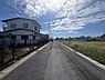 その他：前面道路は舗装されており車の出入りもしやすい環境です。周辺には開放感があり建物との距離がしっかり確保されています。住宅地らしい落ち着いた雰囲気が広がっています。日当たりも良好で視界が広いです。