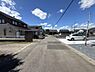 その他：広々とした前面道路が印象的な現地写真です。車の出し入れがしやすい道幅となっています。周囲には整然とした住宅が建ち並び住環境が整っています。青空が広がり開放感のある雰囲気が感じられます。