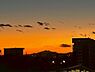 その他：建物越しに雄大な筑波山を望むことができ夕暮れ時の空が印象的です。オレンジ色に染まる空が日々違った表情を見せます。遠くの景色まで見渡せる開放感があります。現地からの眺望が楽しめます。