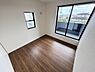 子供部屋：大きな窓から自然光がたっぷり入る子供部屋です。シンプルな内装でお好みのレイアウトが可能です。使いやすい形状の空間が魅力的です。木目調のフローリングでお部屋の印象も明るくなります。