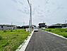 その他：前面道路が幅広く車の出入りがしやすい環境です。周囲は落ち着いた住宅地でゆとりある区画が広がっています。電柱や配線も整っておりインフラ面も安心です。現地の状況が一目で確認できる写真です。