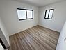 子供部屋：2面の窓からしっかりと光が入る明るい子供部屋です。壁と床の色合いがすっきりとしており家具のレイアウトも自在に楽しめます。シンプルな空間が日々の暮らしに合わせやすい雰囲気です。