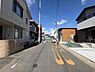 その他：周辺には戸建てや低層住宅が並び落ち着いた街並みが広がっています。前面道路は幅にゆとりがあり車の出入りがしやすい印象です。道路面は舗装状態も良くしっかりと整備されています。