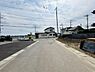 その他：前面道路がしっかり整備されており車の出入りもスムーズに行えます。周囲は開放感があり視界が広がります。住宅地の落ち着いた雰囲気が漂う環境です。敷地へのアクセスも良好で安心感がえられます。