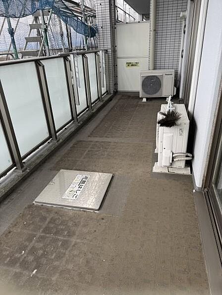 奥行きのあるバルコニーが設置されています。掃除用具などの管理も便利な広さです。室外機が並べやすいスペースがあります。手すり部分にはプライバシー性の高いパネルが使用されています。