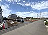 その他：現地の様子がしっかりとわかる前面道路の写真です。ゆとりのある幅員が確保されているので車の出し入れも安心です。周囲には住宅が広がり落ち着いた街並みが感じられます。