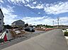その他：前面道路は見通しが良くゆとりのある幅員が確保されています。周辺は開放的な雰囲気が感じられます。現地は日当たりの印象も良好です。建築作業も進行中で敷地の様子が確認しやすい状況です。