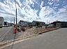 その他：広々とした前面道路が魅力の現地写真です。建築計画が進めやすい整った形状の土地です。周囲には住宅が建ち並び落ち着いた雰囲気が感じられます。日当たりも良好な立地の現地をぜひご確認ください。