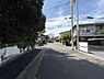 その他：前面道路は広さが確保されており車の出入りも安心して行えます。周囲には住宅が整然と並び落ち着いた雰囲気が感じられます。道路沿いの緑も印象的で街並みにやさしい印象を与えています。