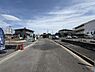 その他：前面道路が広く車両の出入りがしやすい区画です。ゆとりのある道路幅で生活もしやすい環境に整っています。周辺には住宅が並び見通しの良い現地写真です。車の駐車スペースも十分に確保しやすい状況が伺えます。