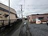 その他：前面道路は舗装されており周辺には住宅や施設が立ち並んでいます。道幅があるため車両の出入りにも対応可能です。現地は落ち着いた雰囲気で電柱やインフラが整備されています。