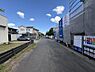 その他：前面道路が広々としており車の出入りもスムーズに行えます。周辺も住宅が立ち並び落ち着いた雰囲気です。建築中の現地写真で完成後の変化が楽しみなエリアです。道路沿いに新しい住宅が建設されています。