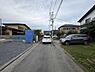 その他：前面道路が幅広く車の出し入れがしやすい立地です。周囲には戸建て住宅が建ち並び落ち着いた雰囲気が漂っています。敷地周辺はすっきりとした印象で生活環境が整っています。現地の状況を確認しやすい写真です。