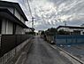 その他：前面道路がしっかり舗装されており周囲は住宅が立ち並ぶ落ち着いた雰囲気です。電線も整然と配置されており周辺環境が整っています。隣接する建物やフェンスもきちんと管理されています。