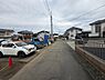 その他：静かな住宅街に位置しており落ち着いた環境が広がっています。前面道路は広く車の出し入れもしやすいです。周囲には新しい住宅が建ち並び整った街並みが印象的です。現地の様子が分かりやすい写真となっています。