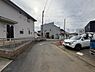 その他：落ち着いた雰囲気の住宅街に位置する現地写真です。前面道路が広めで車の出入りもスムーズに行えます。周囲の住宅も整然としており清潔感があります。現地の状況がしっかりとご確認いただけます。